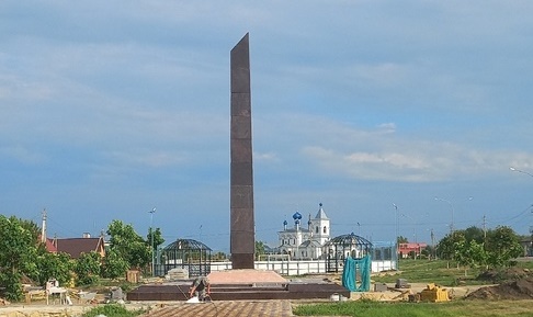 Вид на стелу Населенный пункт воинской доблести.